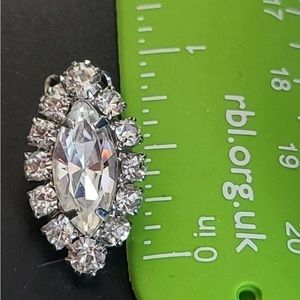 BEAUTIFUL - WEISS oval rhienstone clip on 1 inch EARRINGS